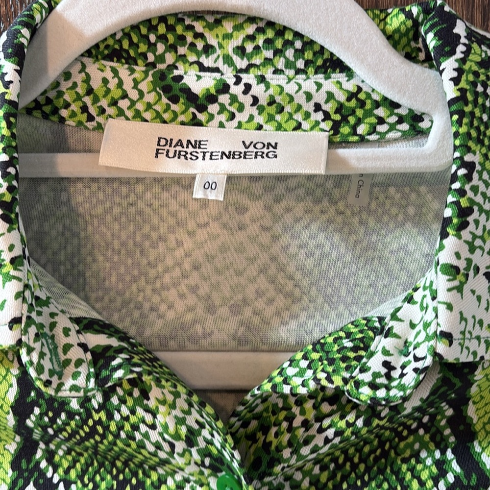 DIANE VON FURSTENBERG Green Printed Silk Wrap Dress Size 00 Like New - Picture 4 of 6